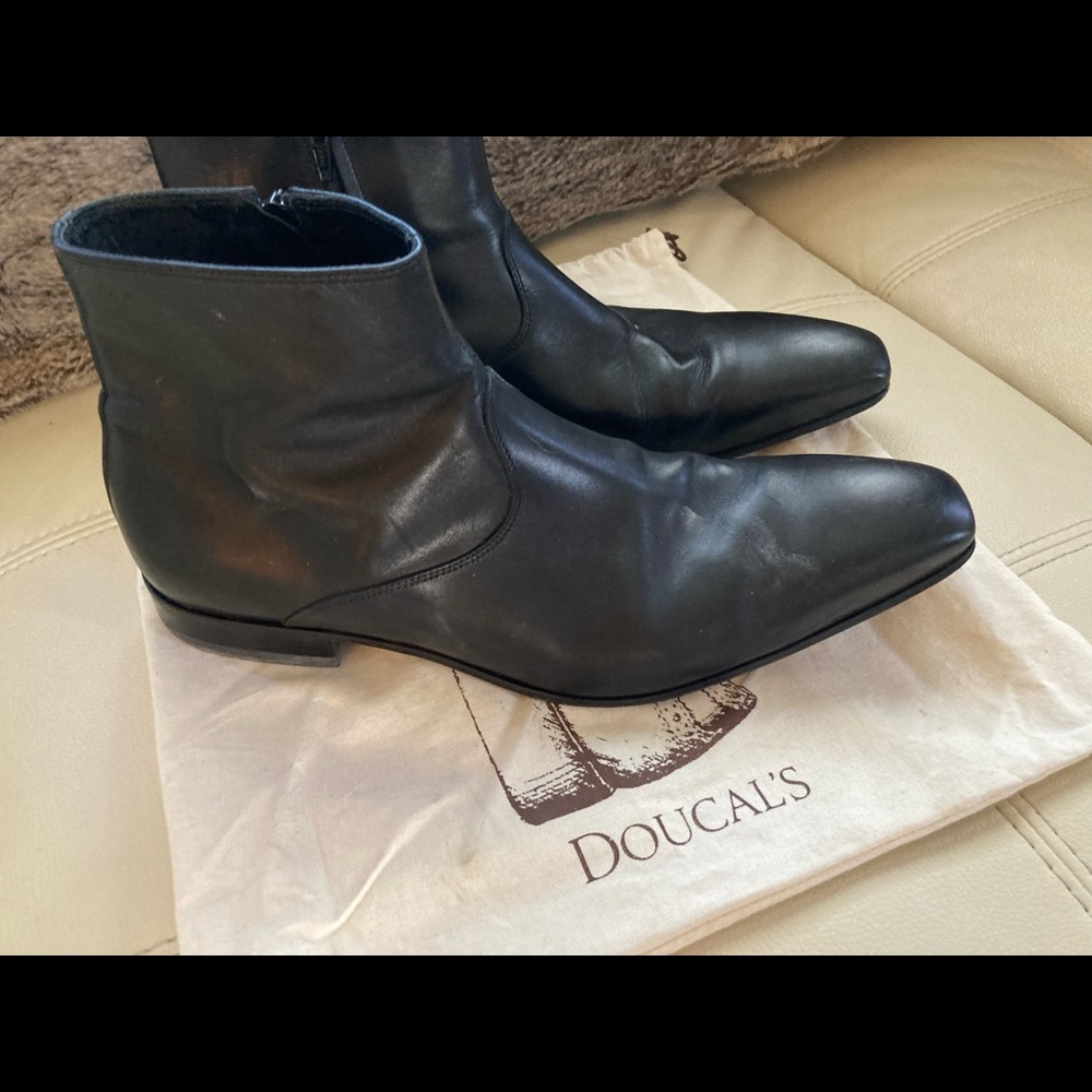 Black Doucal’s high top boots